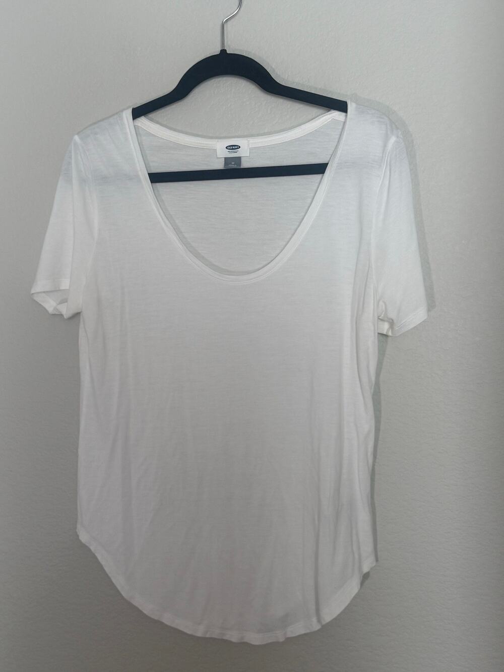 Old Navy Women’s Medium White Relaxed Curved Hem Scoop Neck T-Shirt 100% Rayon